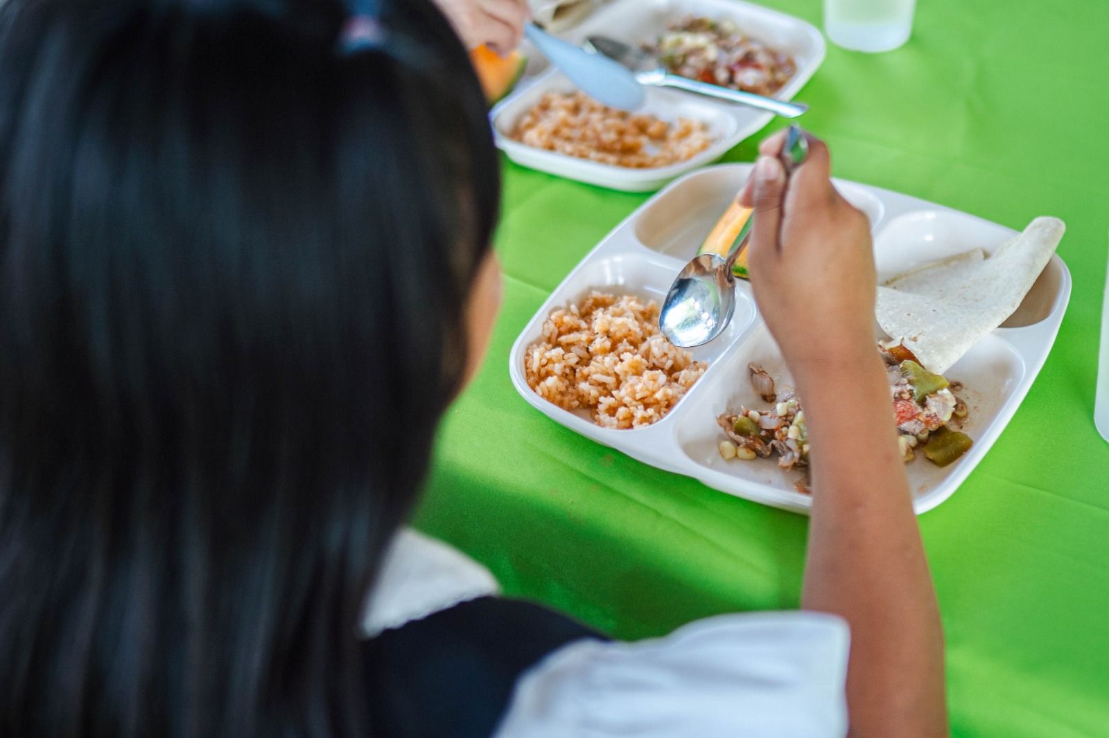 Disfrutan niñas, niños y adolescentes en edad escolar alimentos nutritivos preparados en mega cocina del SEDIF