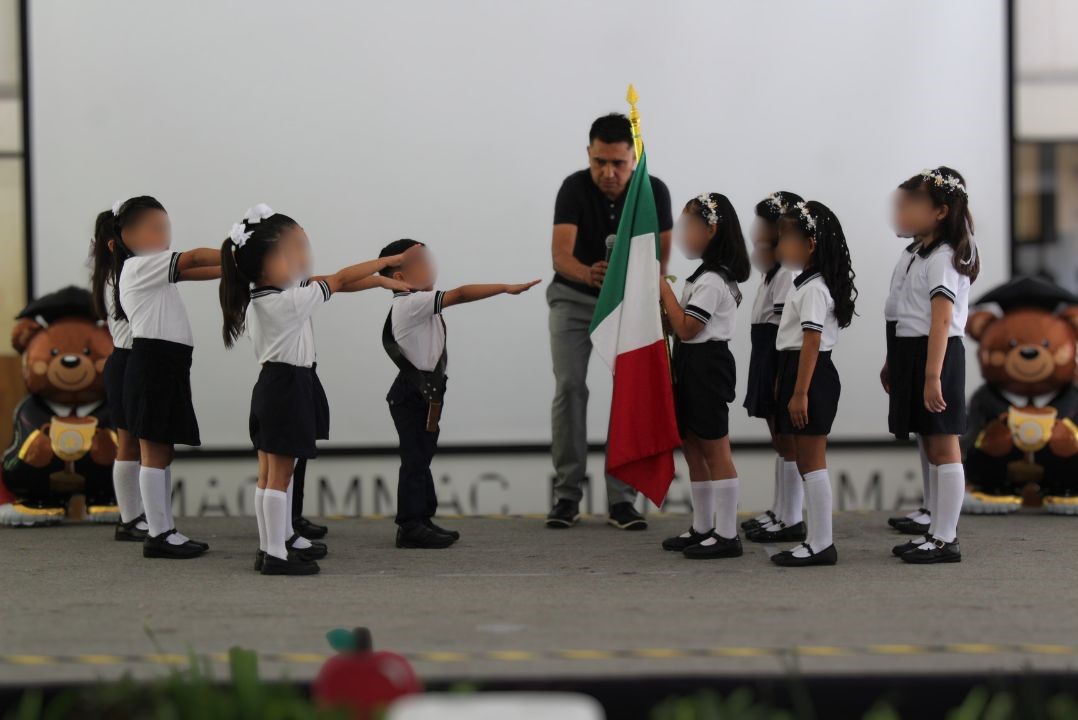 Celebran graduación de niñas y niños del jardín de niños "María Antonieta Estrada Cajigal Ramírez"