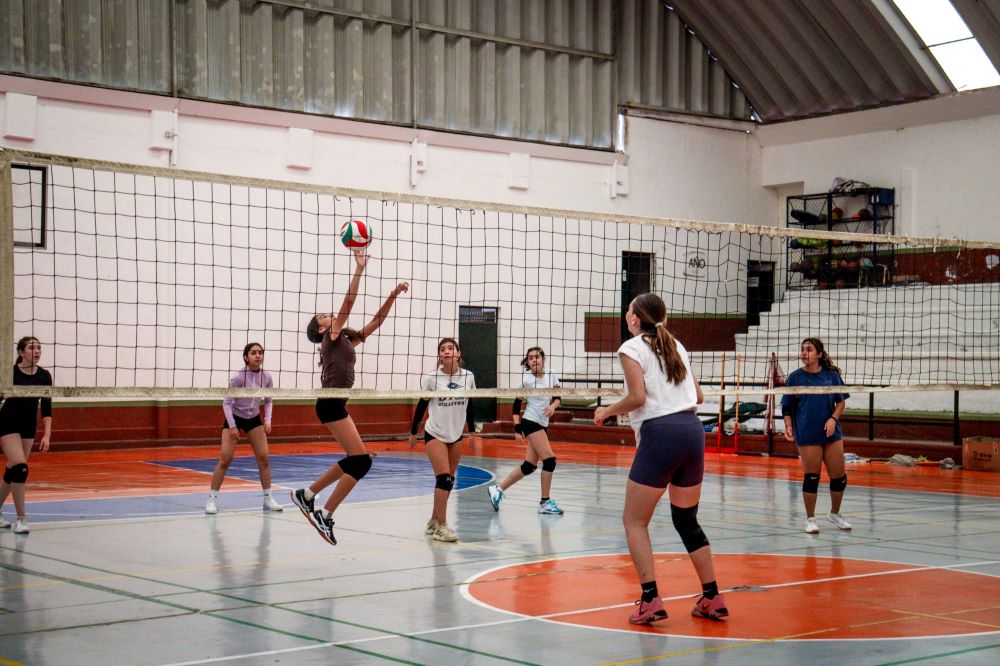Impulsa Indem desarrollo del voleibol a través de escuela formativa
