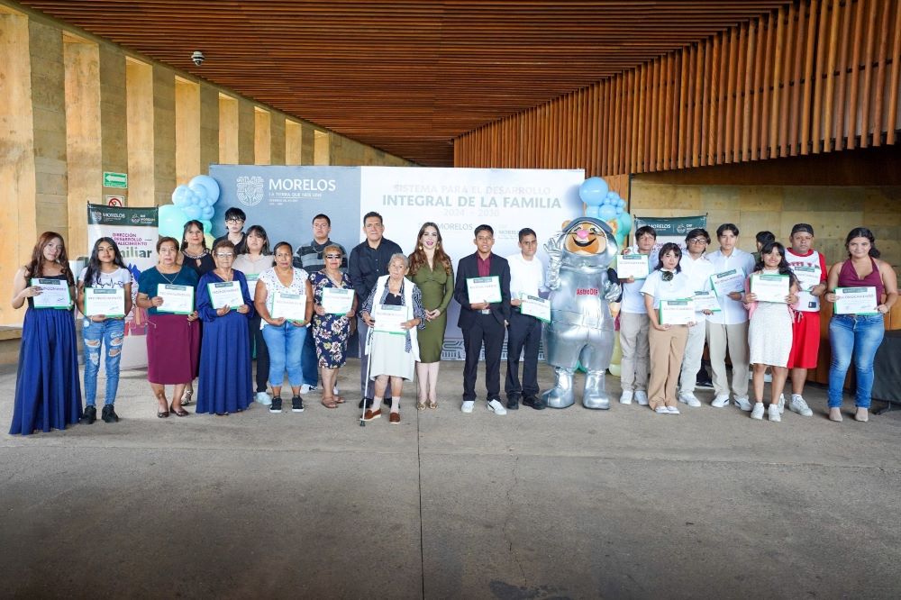 Concluyen 29 morelenses su educación básica en el Centro de Desarrollo Educativo del SEDIF