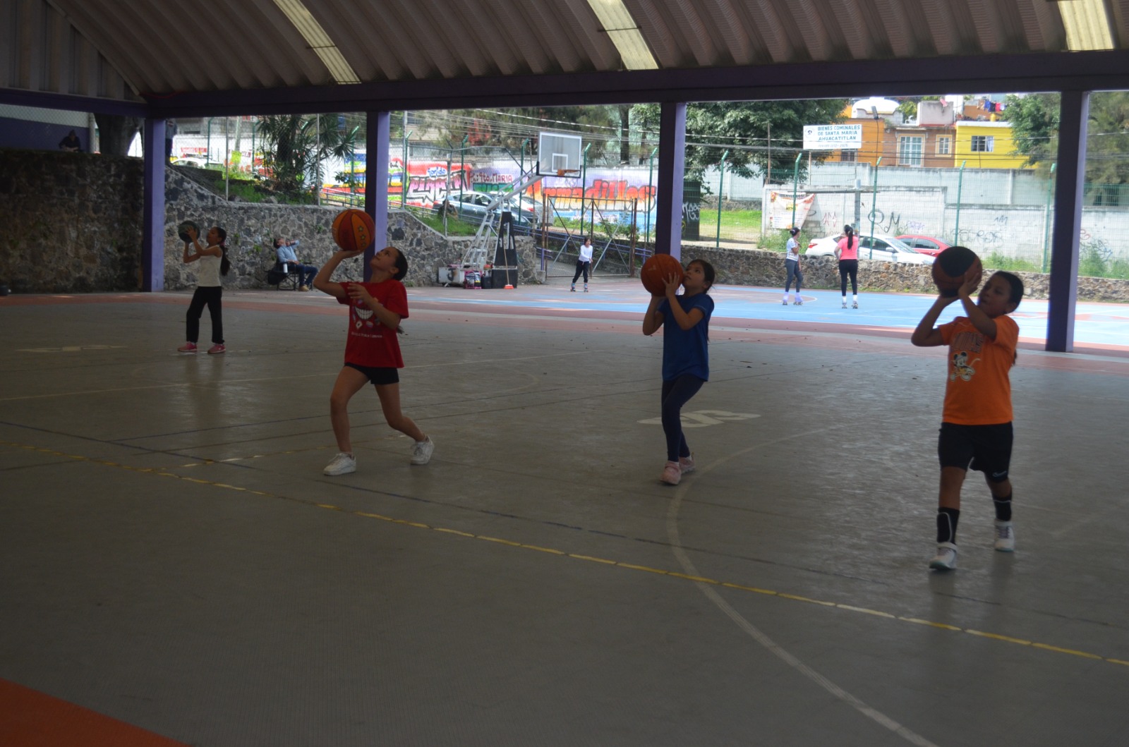 Promueve el Indem clases de básquetbol en niñas, niños y jóvenes