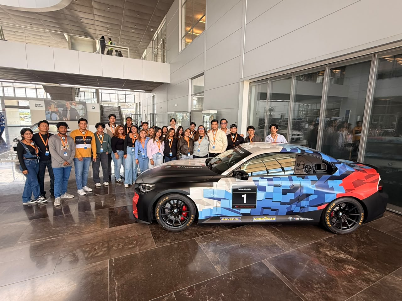 Realizan alumnos de la UTEZ visita académica a empresa de vehículos de alta gama