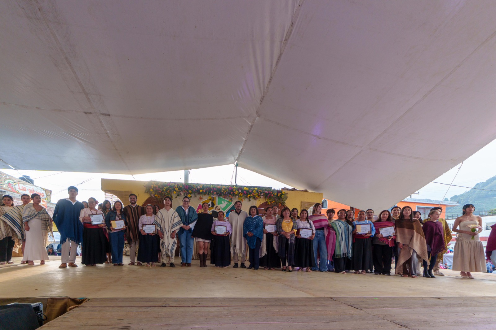 Impulsa Hueyapan el turismo comunitario con la cuarta pasarela de gabanes y rebozos