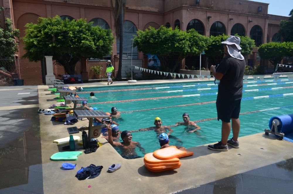 Fortalece Indem activación física con clases de natación en la unidad deportiva revolución