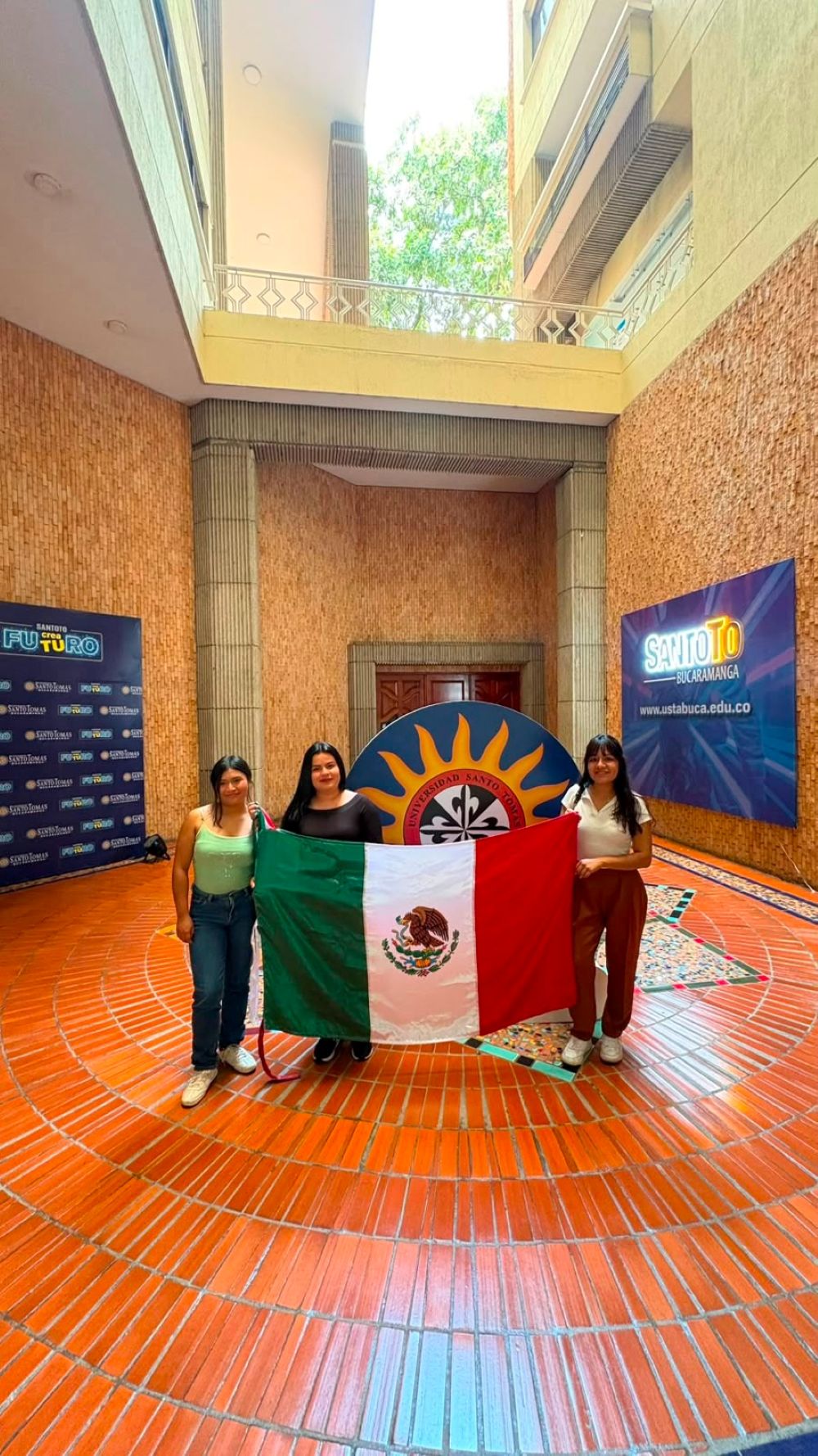 Realizan estudiantes de Upemor estancia académica en Colombia