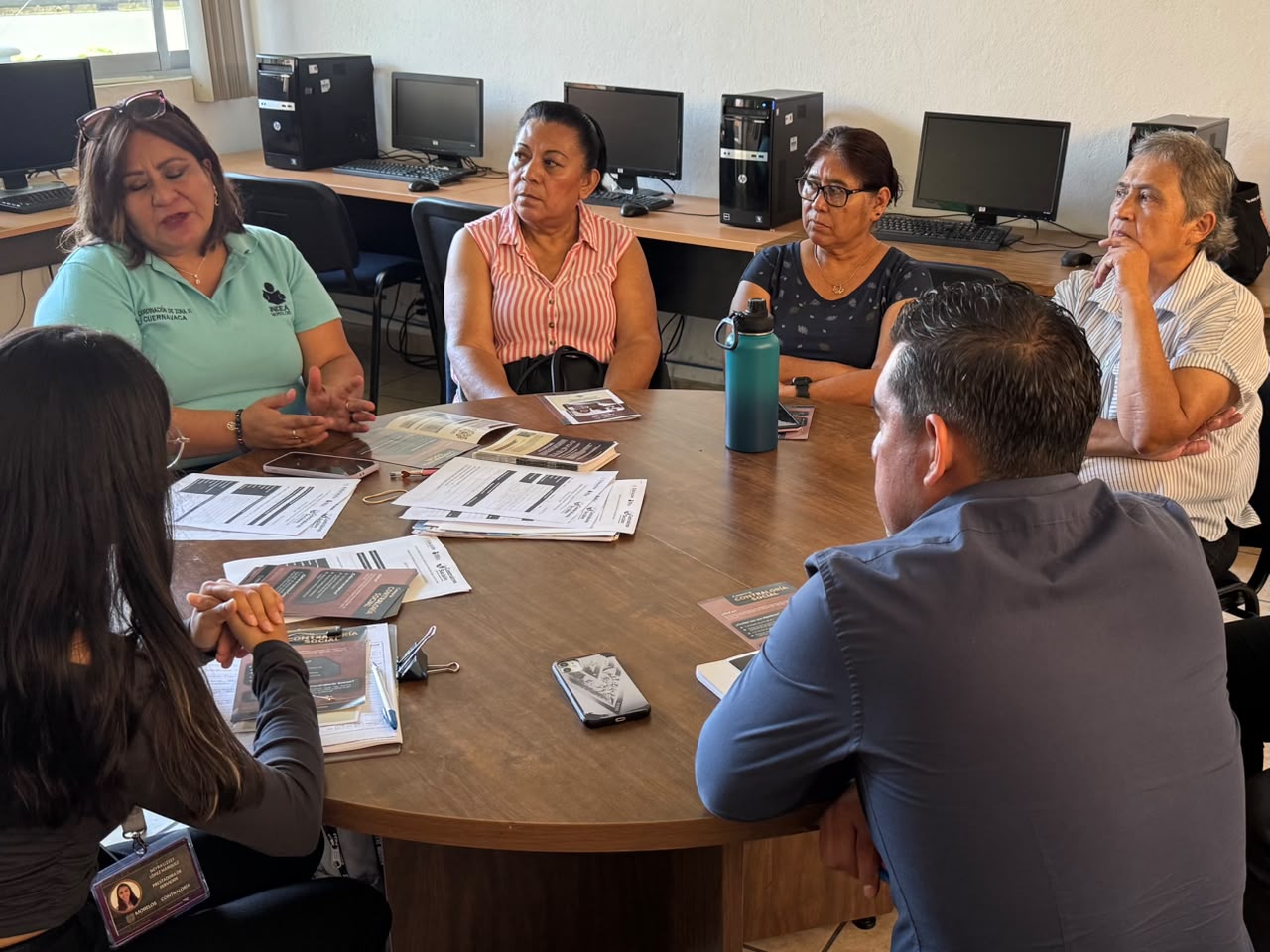 Constata Secretaría Anticorrupción y Buen Gobierno integración de Comité de Contraloría Social para fortalecer educación de personas adultas