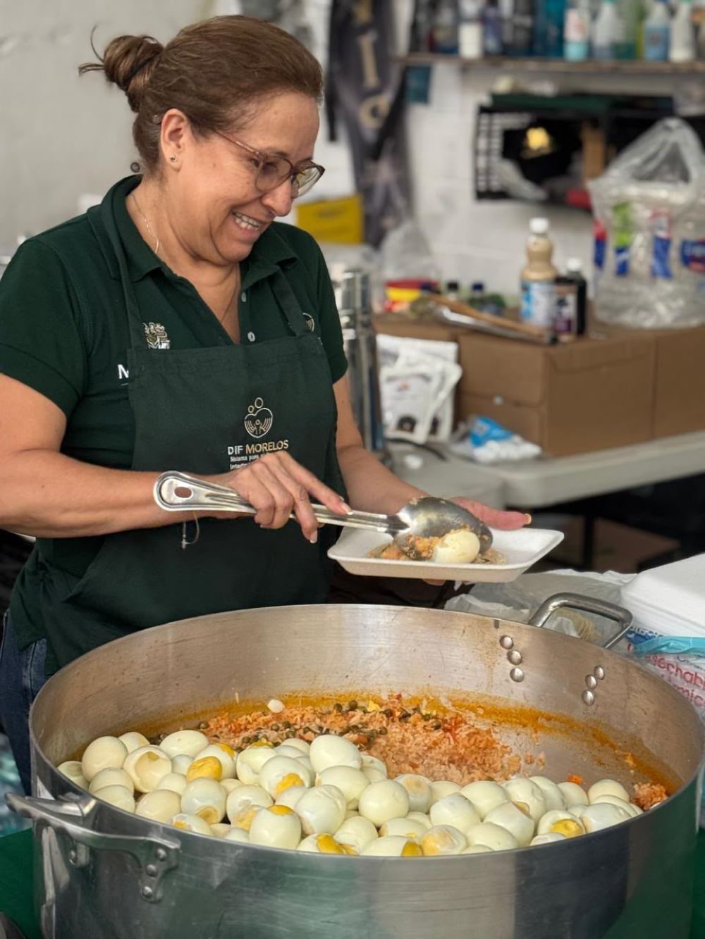 Distribuye SEDIF más de 400 platillos a familias afectadas en colonia las granjas de Cuernavaca