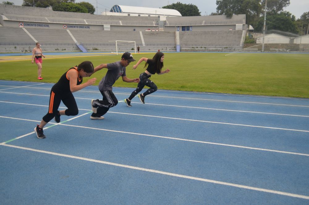 Imparte Indem clases de atletismo en la unidad deportiva del Estadio Centenario