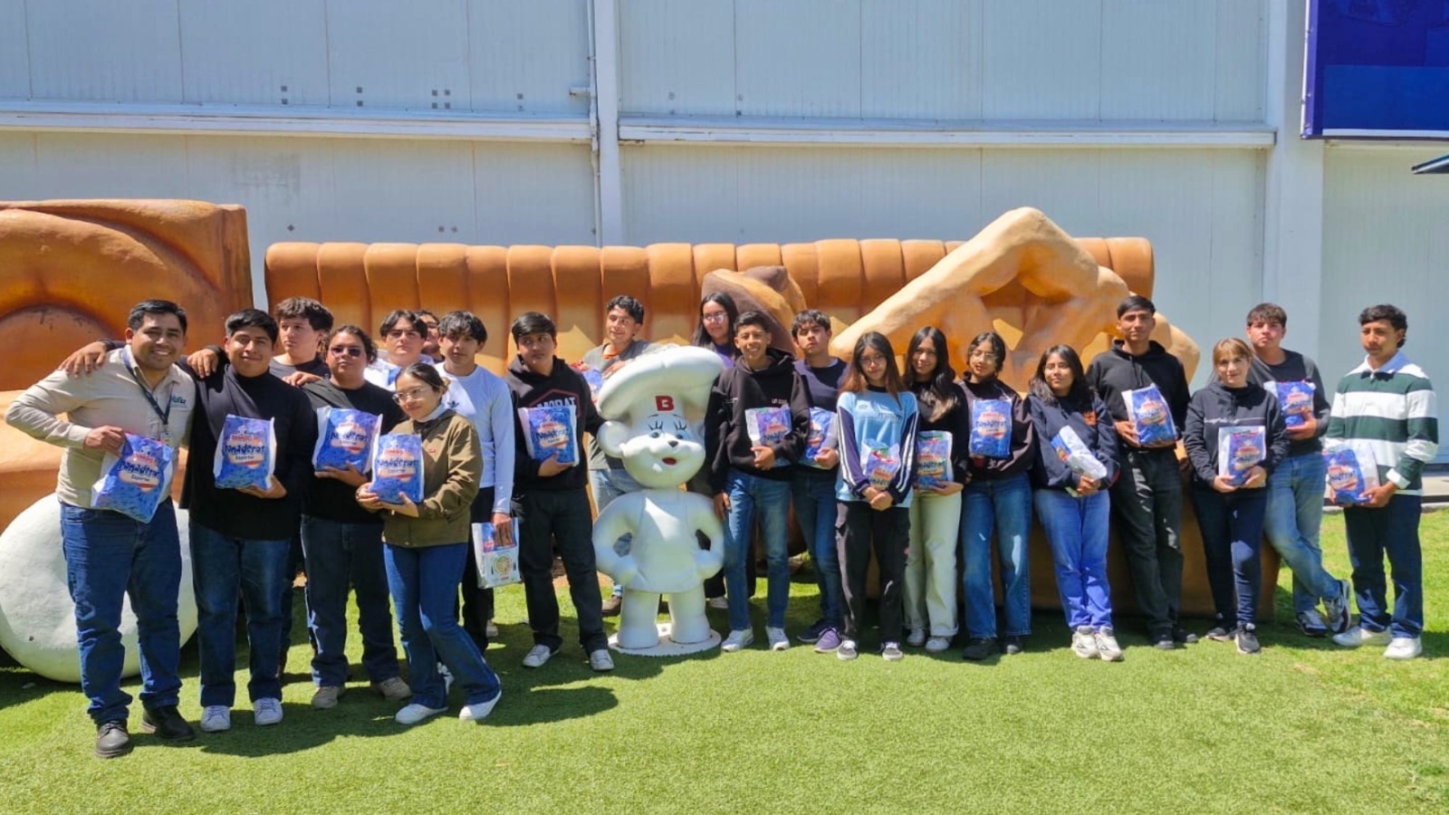  Combinan alumnos de la UTEZ teoría y práctica con visita a empresa multinacional mexicana
