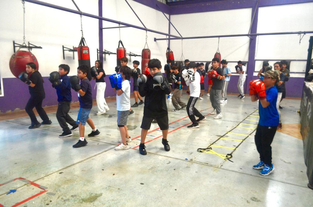 Imparte Indem clases de boxeo en la unidad deportiva Centenario