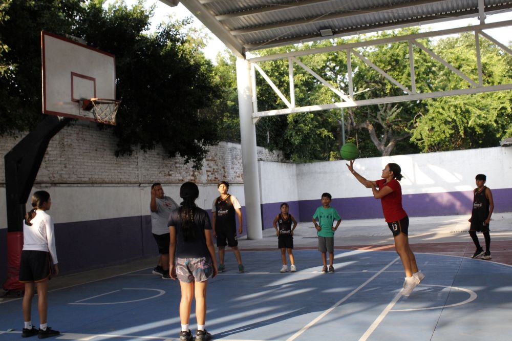Mantiene Indem abiertas inscripciones a clases de básquetbol para niñas, niños y jóvenes