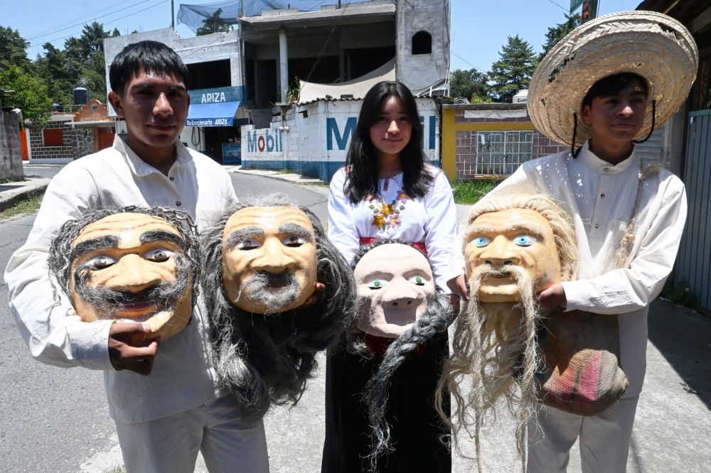 Impulsa Petate de Colores proyecto comunitario de cartonería que acerca a jóvenes de Hueyapan a sus tradiciones