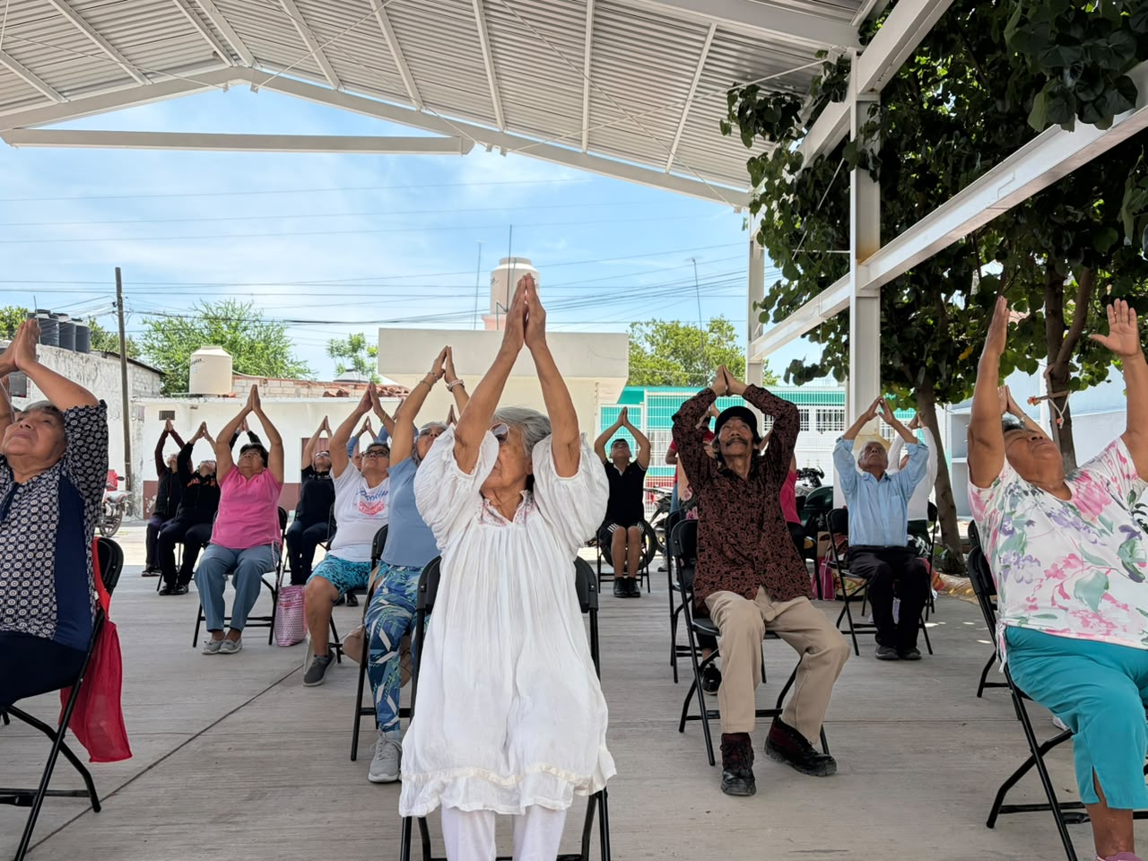 Enseña Centro Libre de Cuautla yoga en silla para el bienestar de personas adultas mayores en Tepalcingo