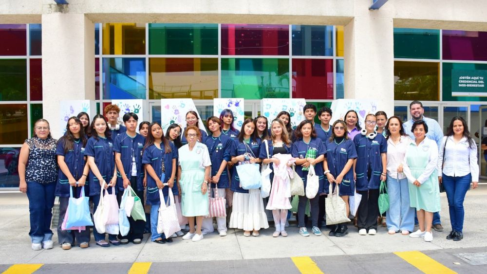 Dona UTEZ 77 prendas elaboradas en proyecto escolar al Hospital de la Niñez Morelense