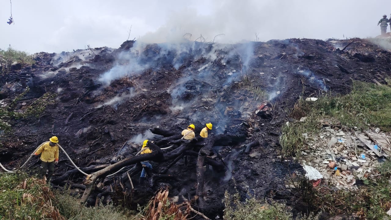 Atiende Gobierno Estatal incendio en tiradero de la avenida Estado de Puebla en Cuernavaca