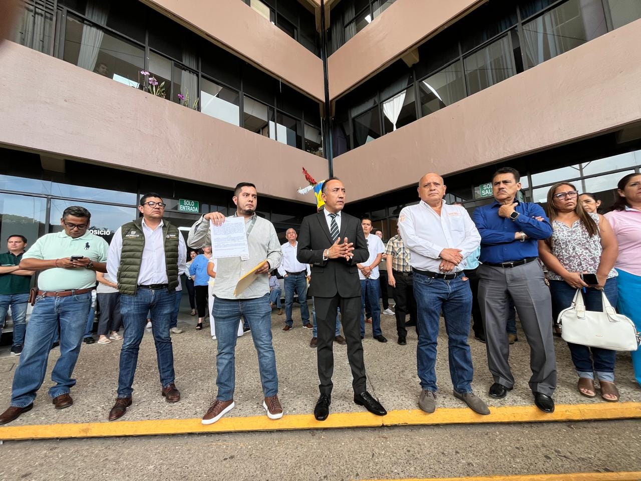 Atiende IEBEM peticiones de personal administrativo mediante diálogo y acuerdos