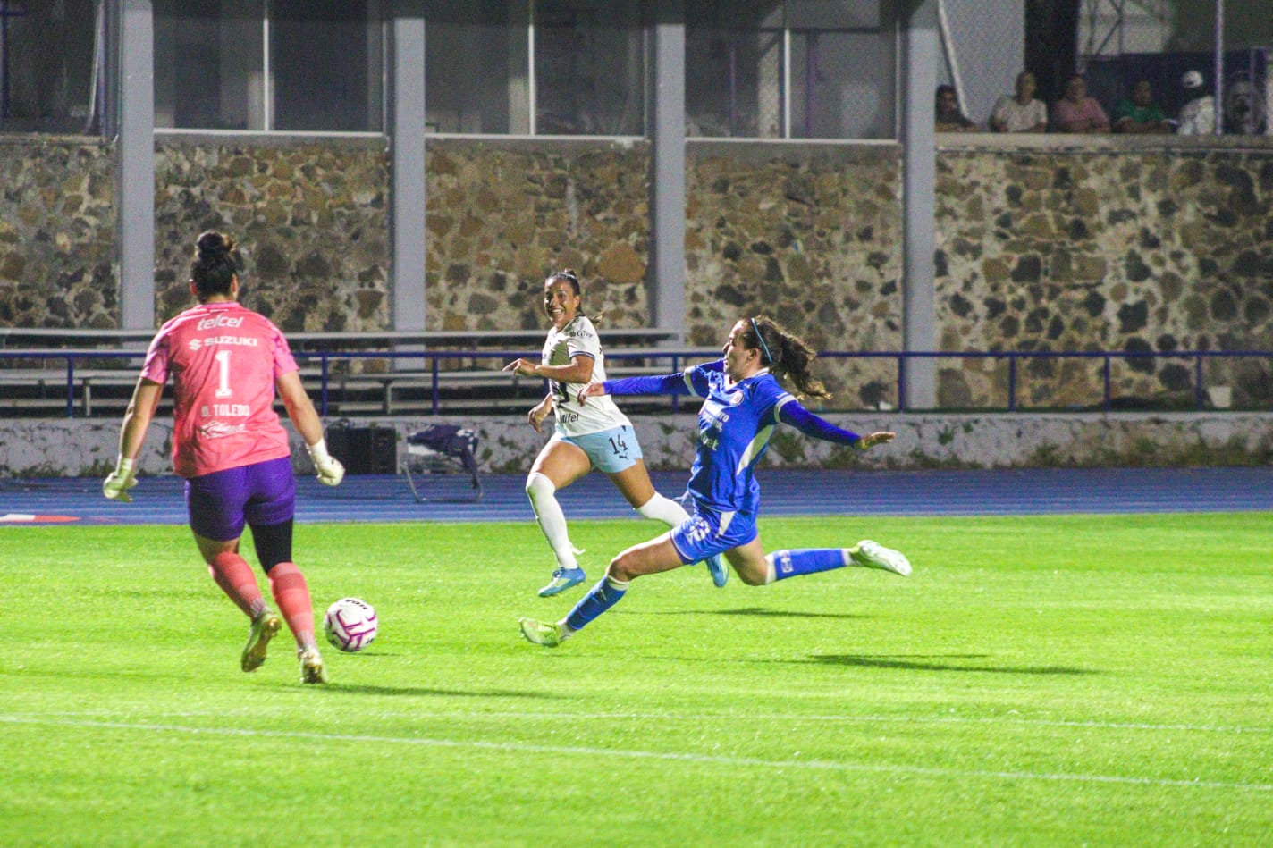 Vence Cruz Azul femenil a Pumas en el estadio Centenario