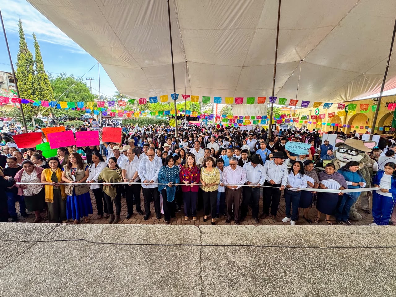 Acerca Gobierno de Margarita González Saravia ciencia, tecnología y emprendimiento a estudiantes de Hueyapan