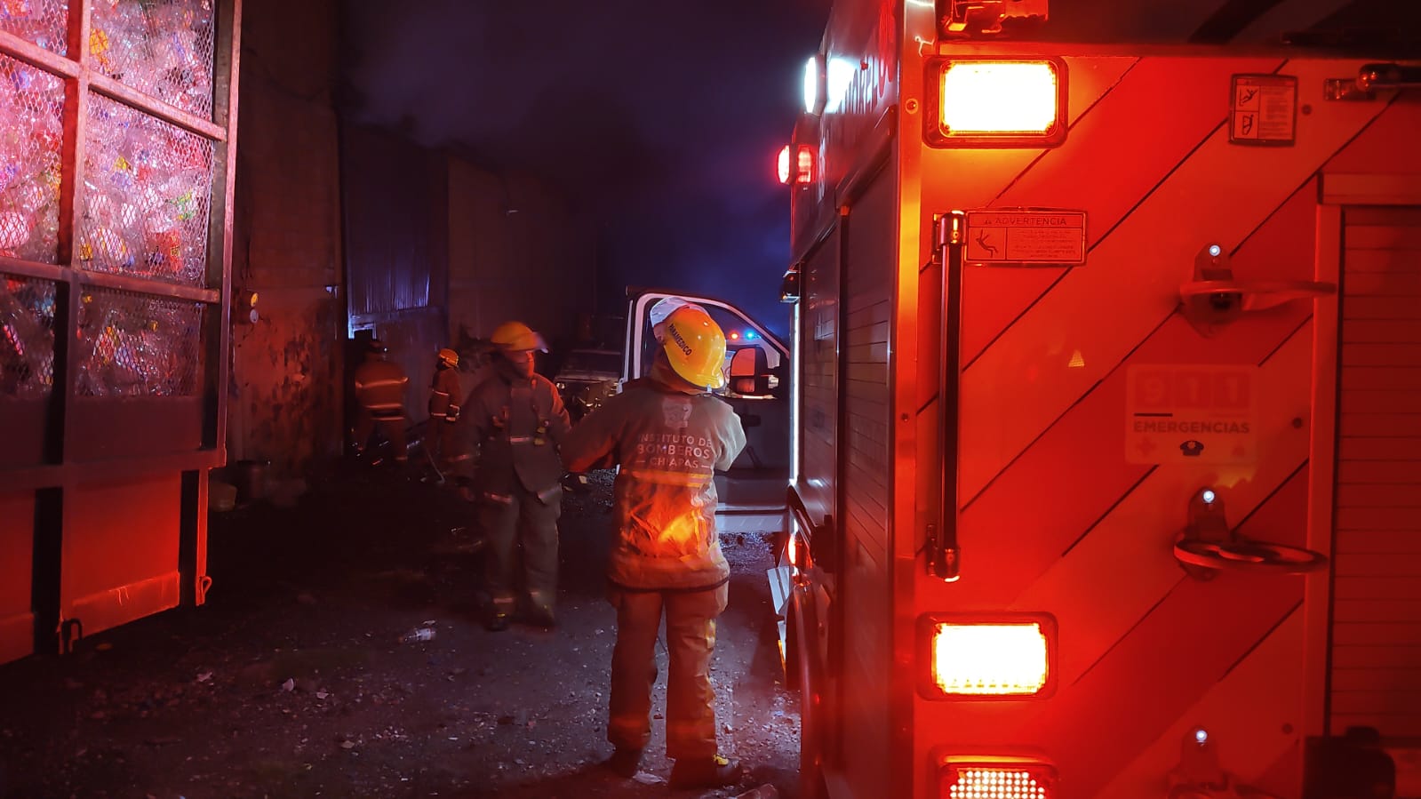 Concluye CEPCM atención de incendio en bodega de desperdicios industriales en Xochitepec