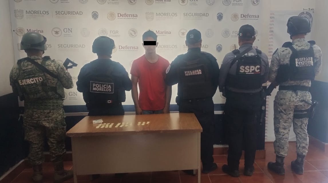 Detienen fuerzas federales, estatales y municipales a masculino con 40 bolsas con sustancia similar al “cristal” en Ayala
