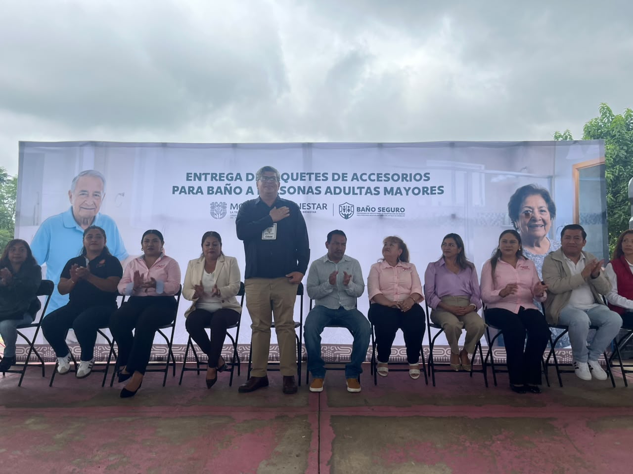 Equipa Gobierno de Morelos baños de 500 personas adultas mayores para prevenir caídas en el hogar