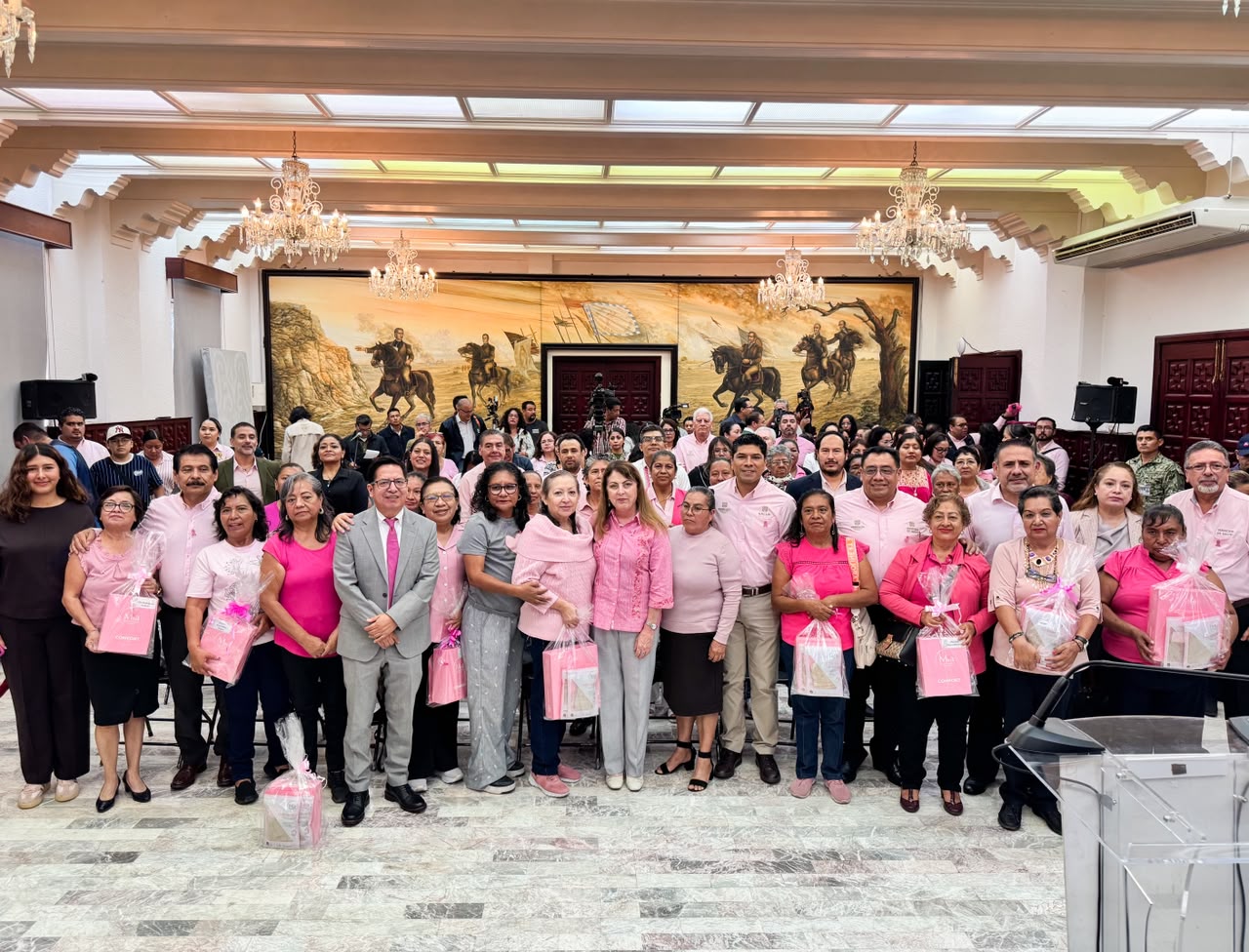 Acompaña Margarita González Saravia a mujeres que han enfrentado el cáncer de mama con entrega de prótesis