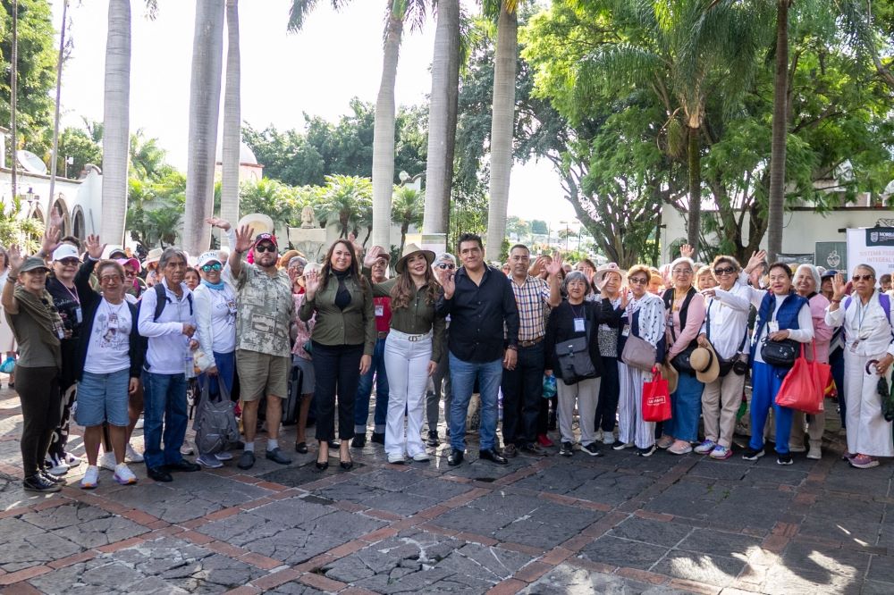 Promueve SEDIF la convivencia y el bienestar de personas adultas mayores con excursión a Jardines de México