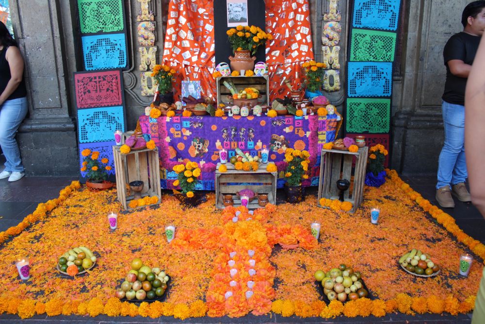 Se Suman Secretarías y Dependencias al Festival Miquixtli con ofrendas en Palacio de Gobierno
