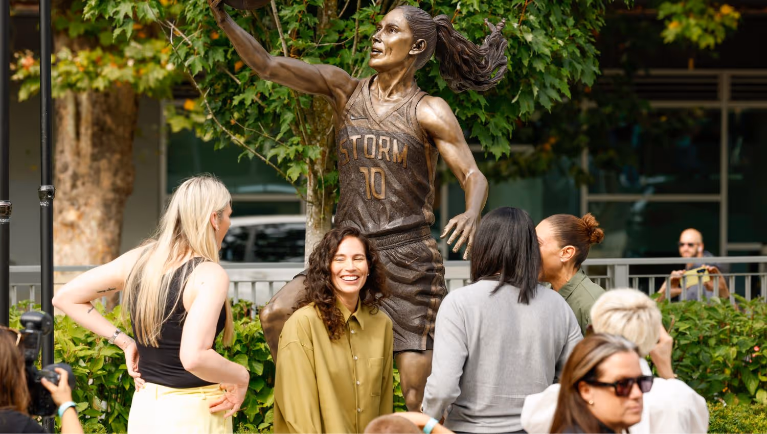 Storm fans erupt as LJ returns to Seattle