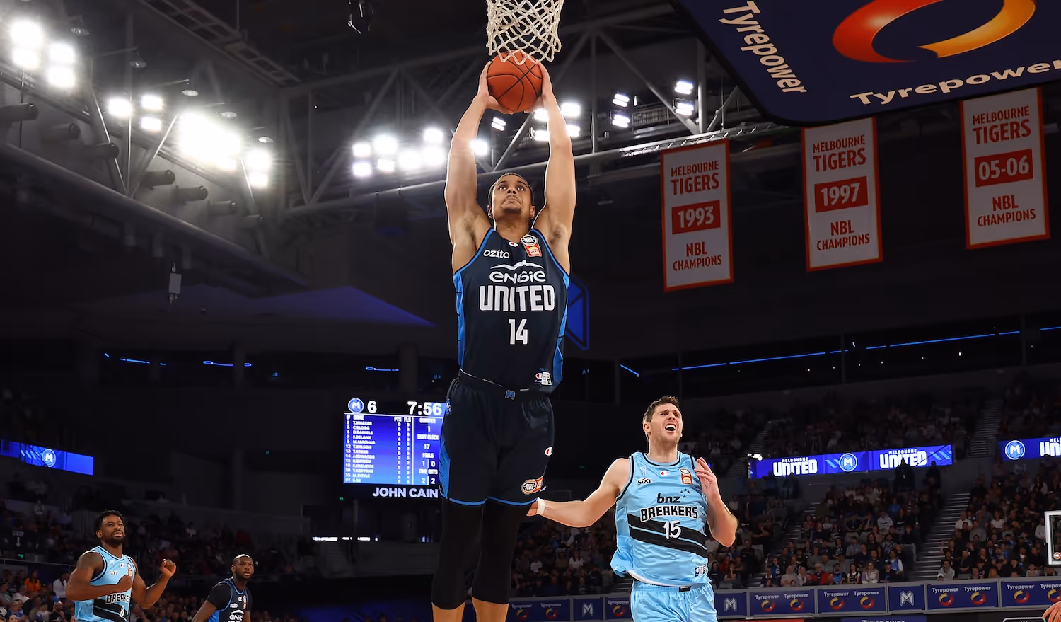 Edwards has 22 points in 21 minutes on 90% FG