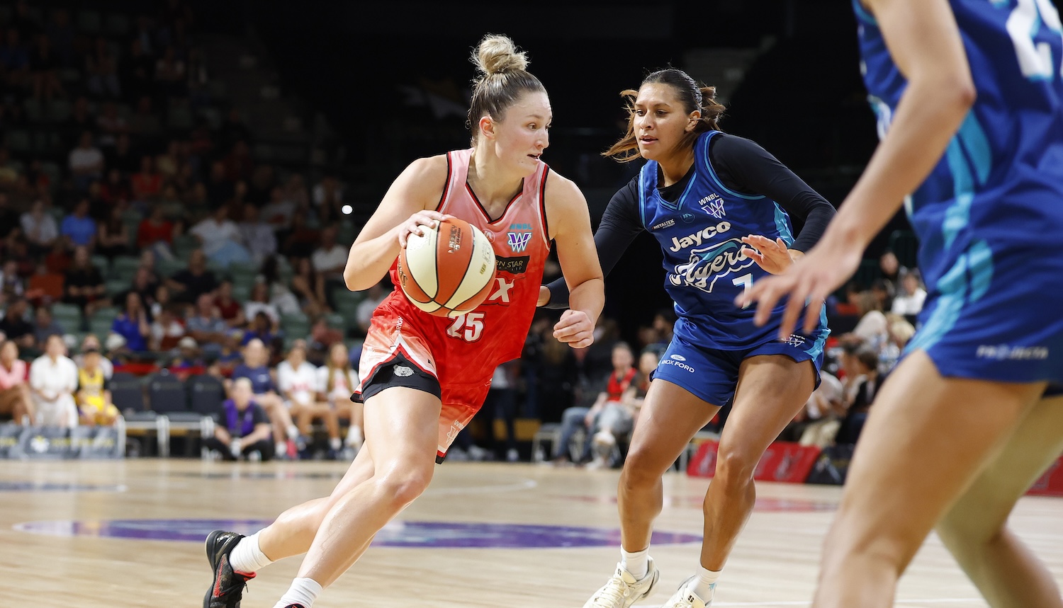 Lynx star Amy Atwell explodes for 32 in 30 mins