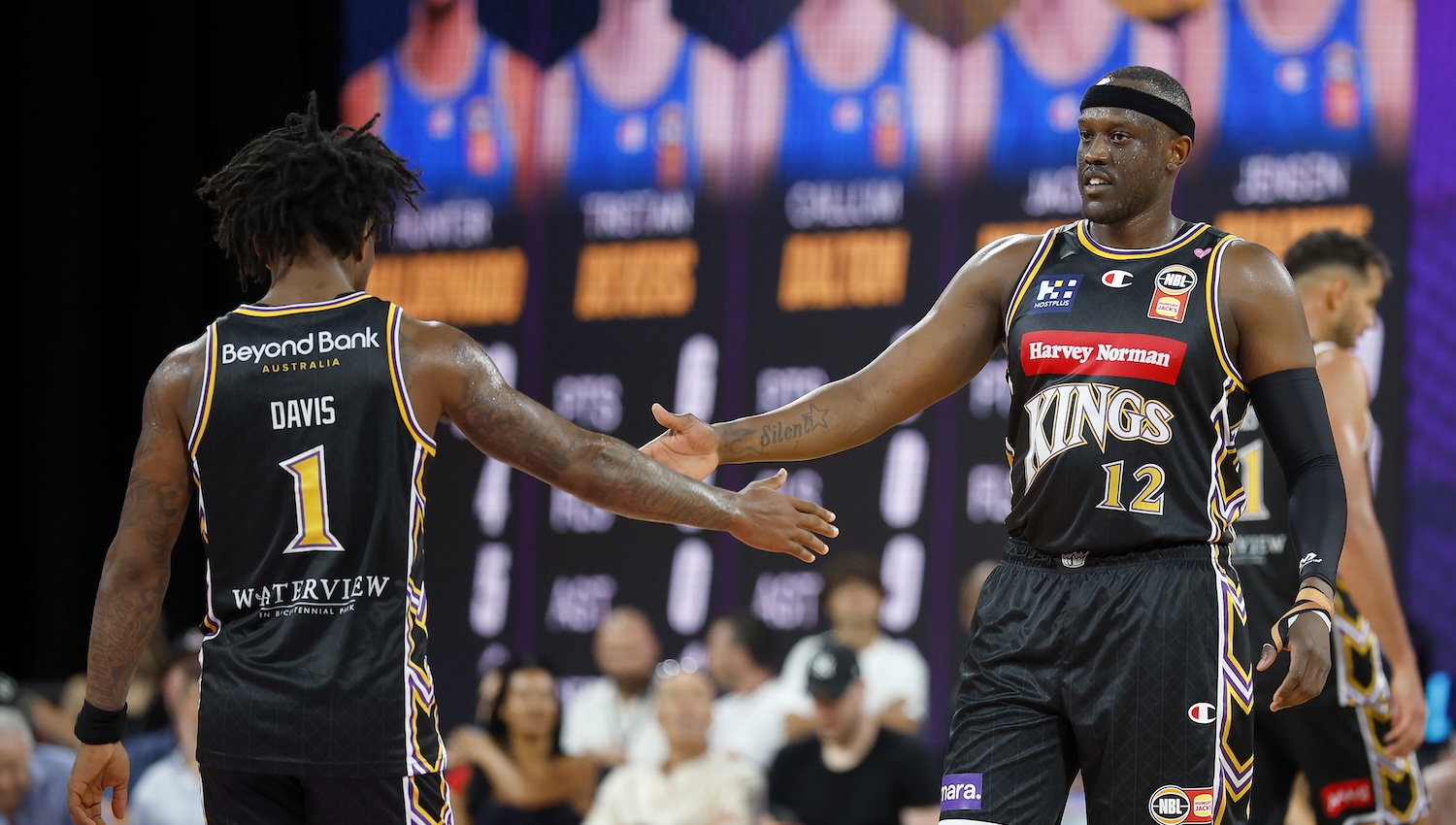 Shorthanded Kings cruise behind Noi, Davis