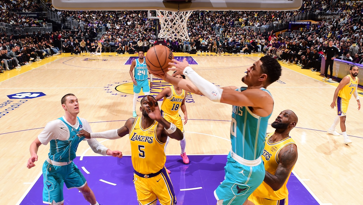 'Green Machine' +14 in 14 mins as Hornets roll Lakers