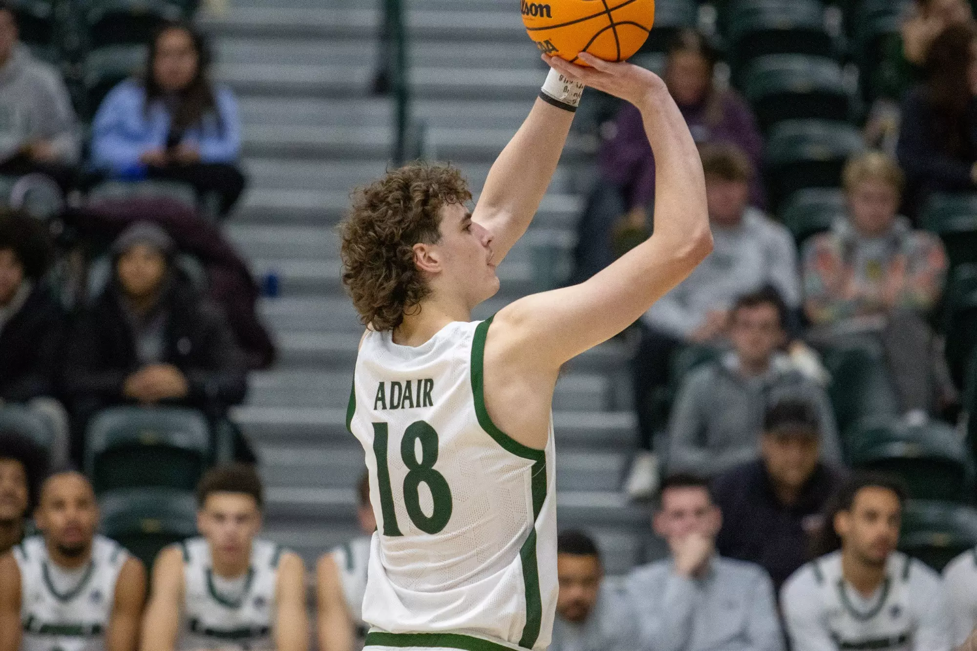 Greyhound Emmett Adair pours in 28 in 31 minutes 