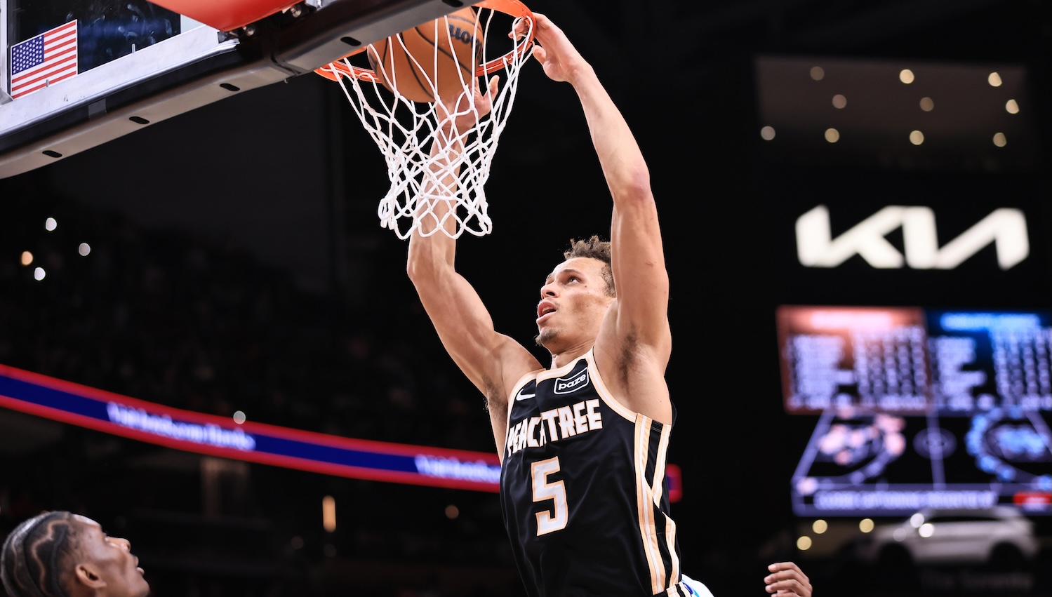 Green's machine-like Hornets sting Daniels, Landale