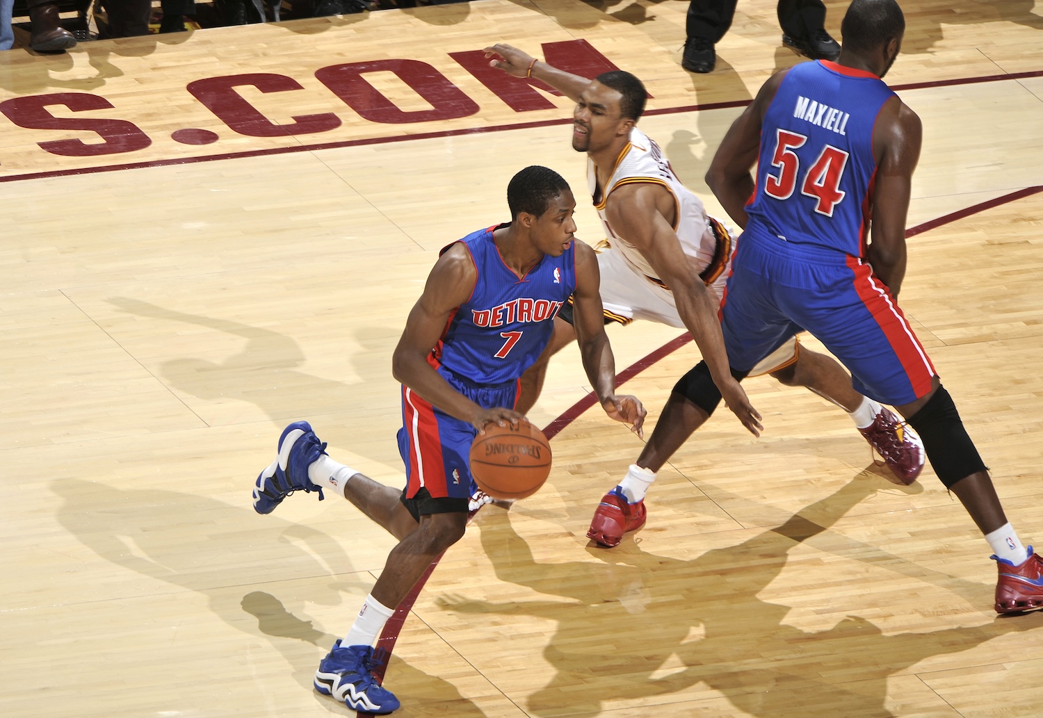 Brandon Knight uses a screen from Detroit Pistons teammate Jason Maxiell to drive past Cleveland Cavaliers guard Ramon Sessions at Quicken Loans Arena in 2012
