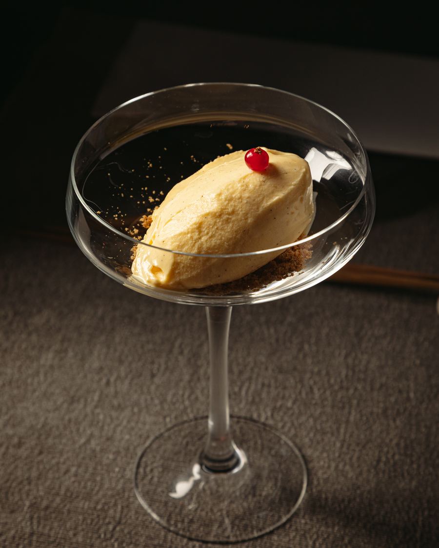 Helado de vainilla servido en copa de cristal