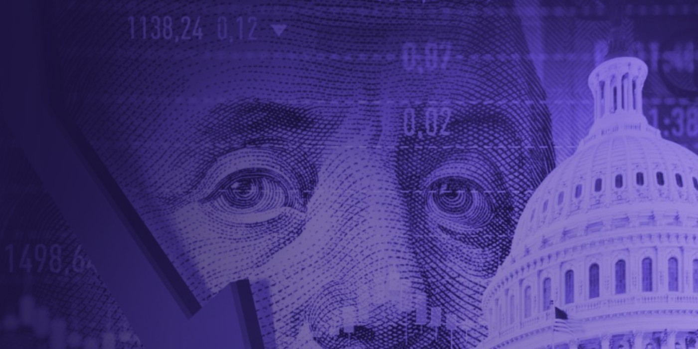 Flecha a la baja sobre un billete de dólar y el Capitolio de EE.UU., en tonos morados