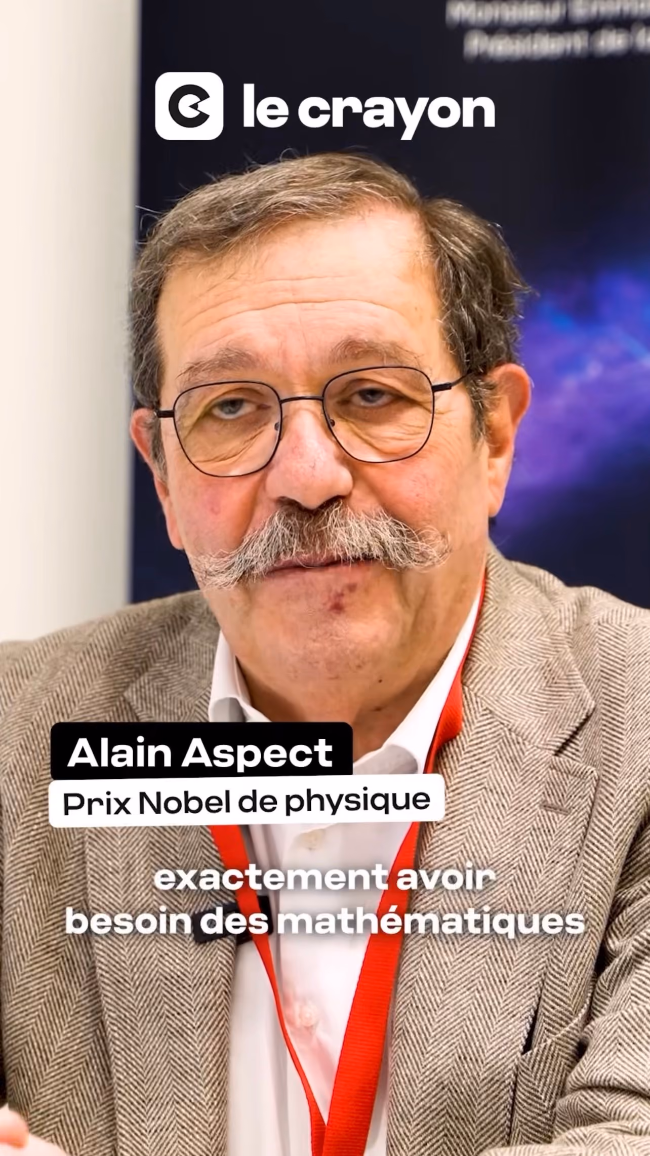 Portrait d'Alain Aspect, lauréat du Prix Nobel de physique, portant des lunettes et une veste beige à chevrons.