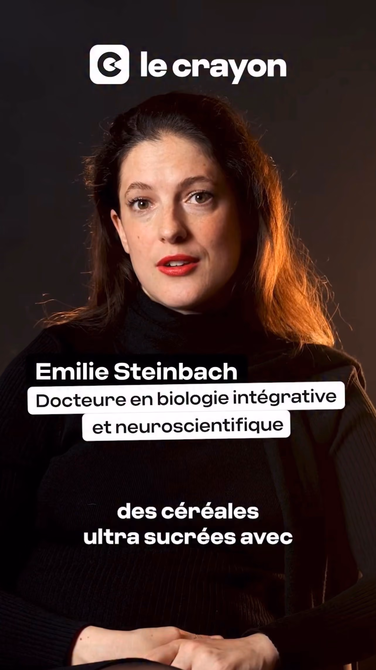 Portrait d'Emilie Steinbach, docteure en biologie intégrative et neuroscientifique, parlant devant un fond sombre avec un éclairage chaud sur ses cheveux.