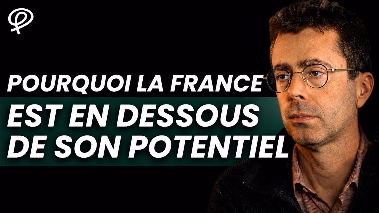 Homme avec lunettes regardant à droite sur fond noir avec texte blanc Pourquoi la France est en dessous de son potentiel.
