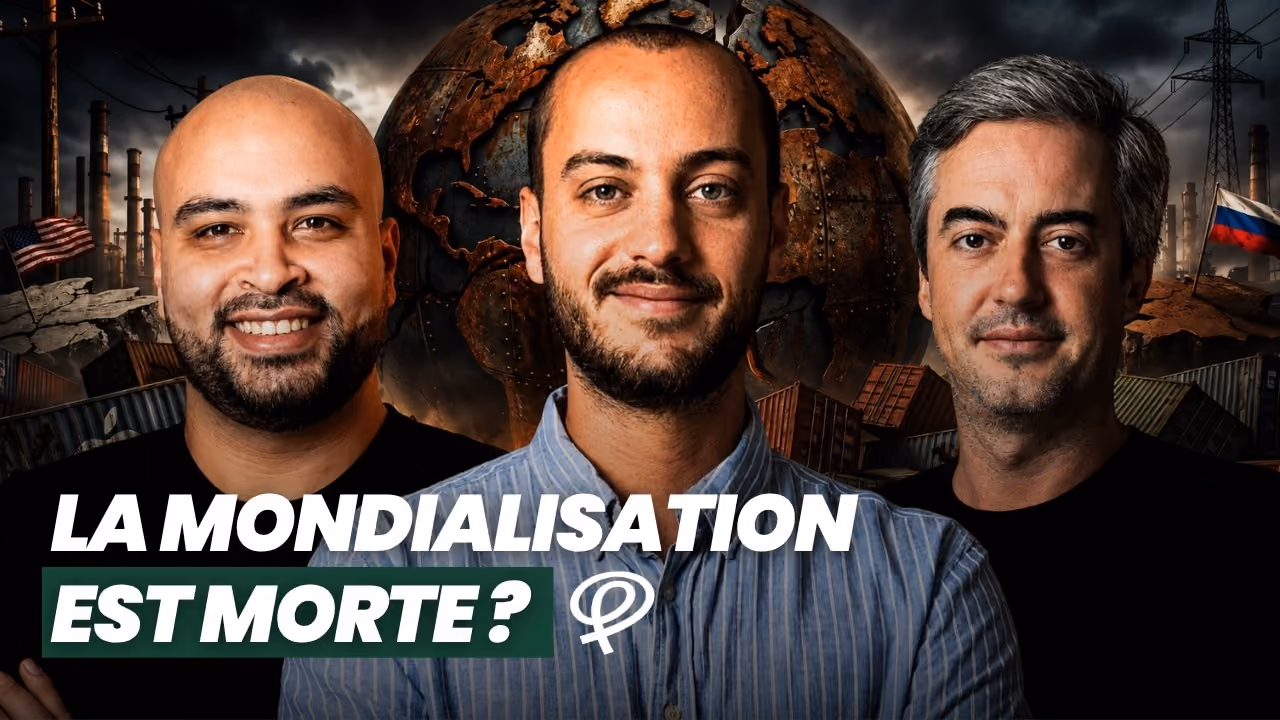 Trois hommes posent devant un globe rouillé et un paysage industriel, texte : La mondialisation est morte ?