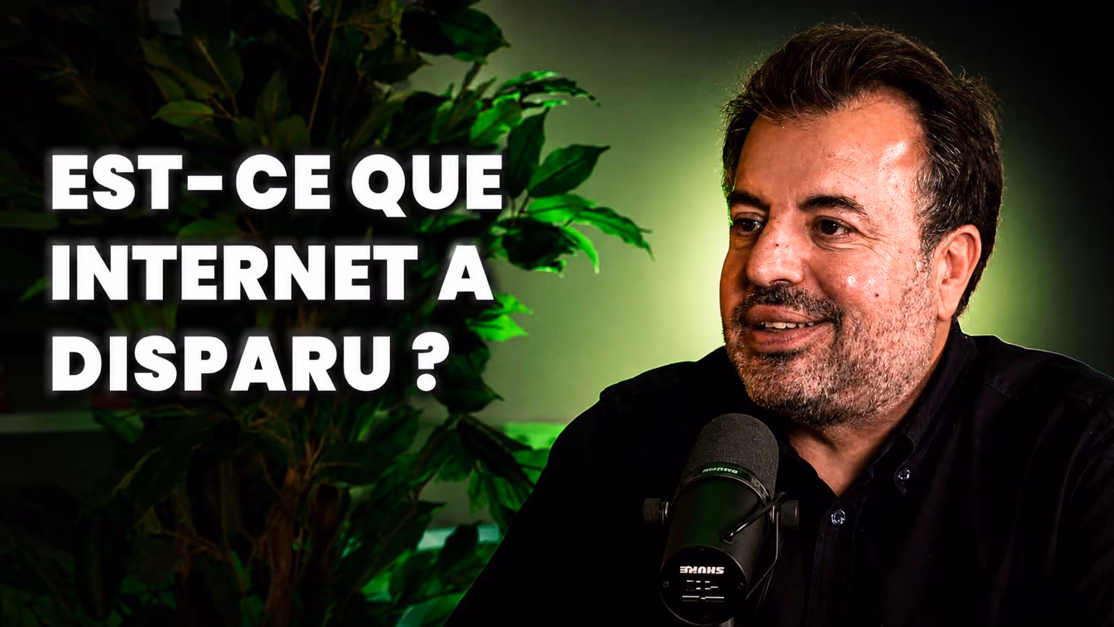 Un homme parlant devant un micro avec le texte : Est-ce que Internet a disparu ?