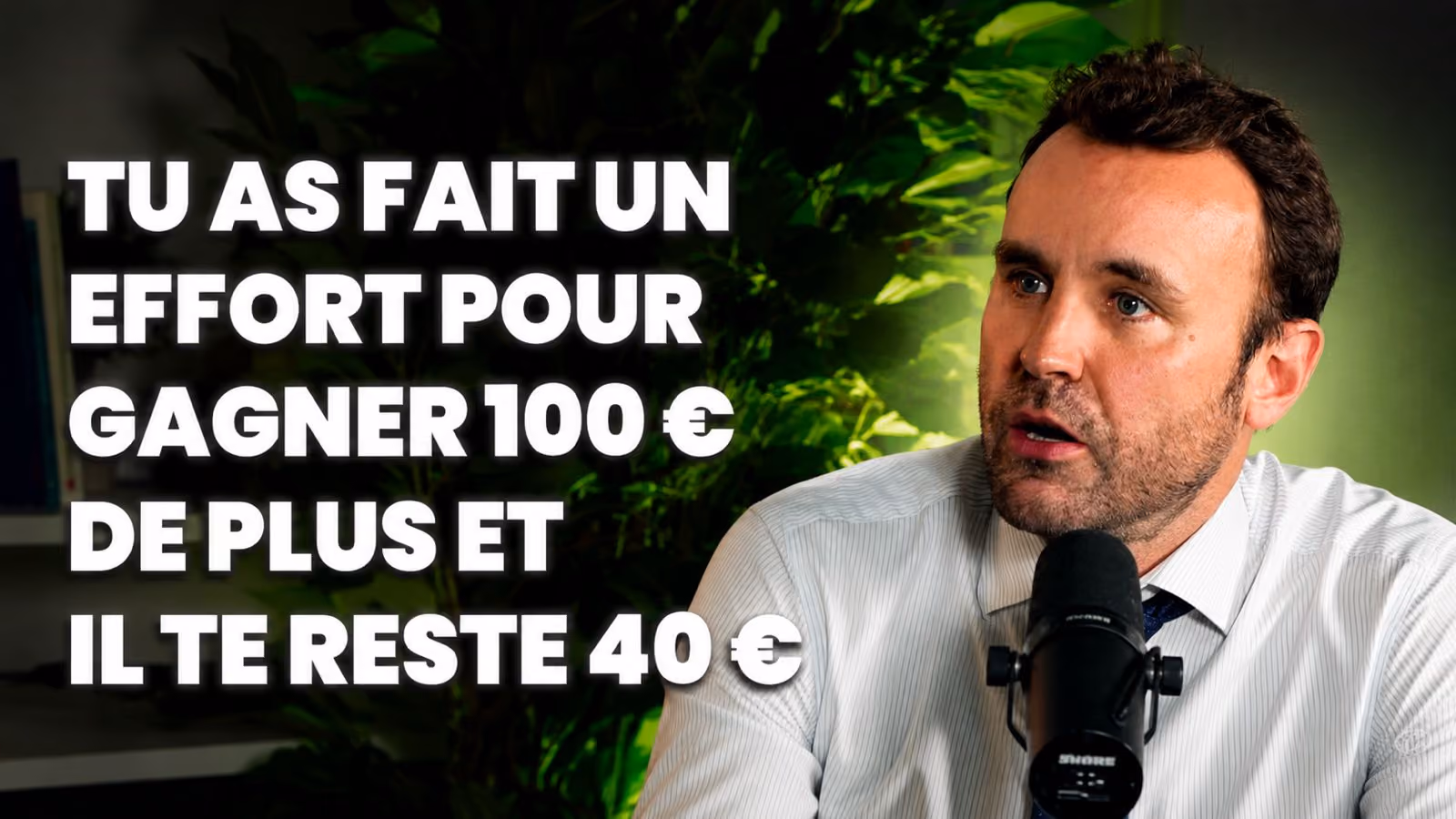 Un homme parlant devant un micro avec un texte en français expliquant un effort pour gagner 100 €.