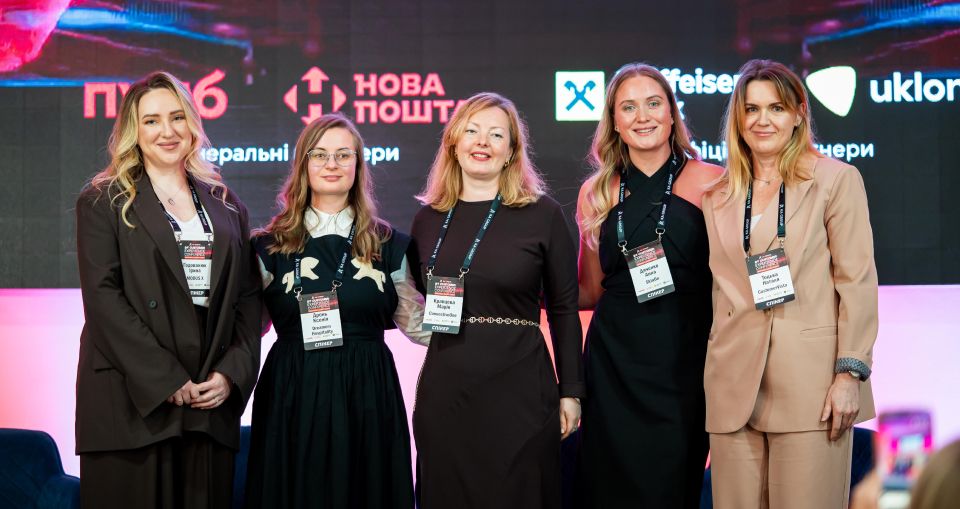 Учасниці панельної дискусії на 21-й Customer Experience Conference від KA Group. Групове фото спікерок конференції.