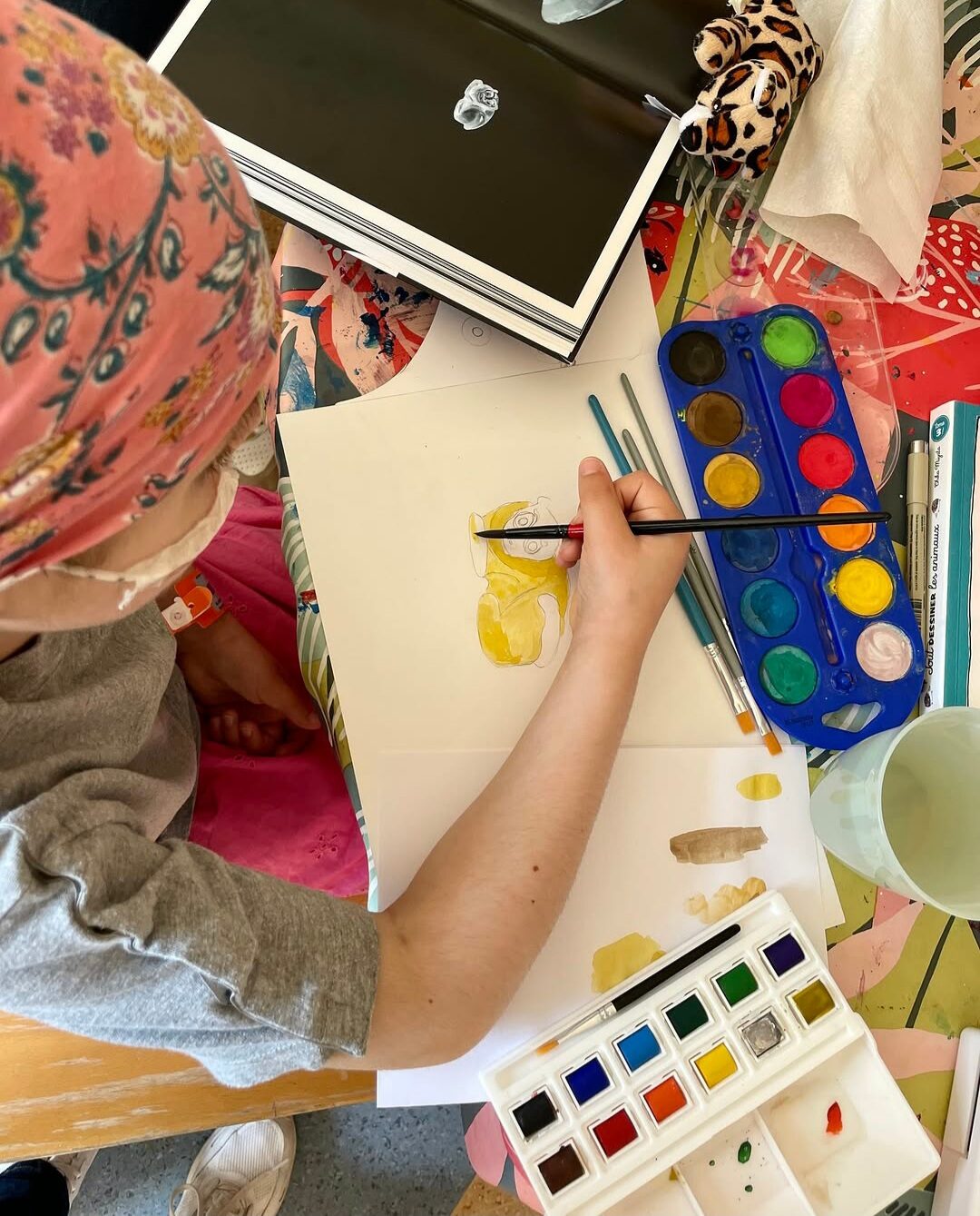 Enfant peignant une œuvre inspirée de la collection Culture(s)