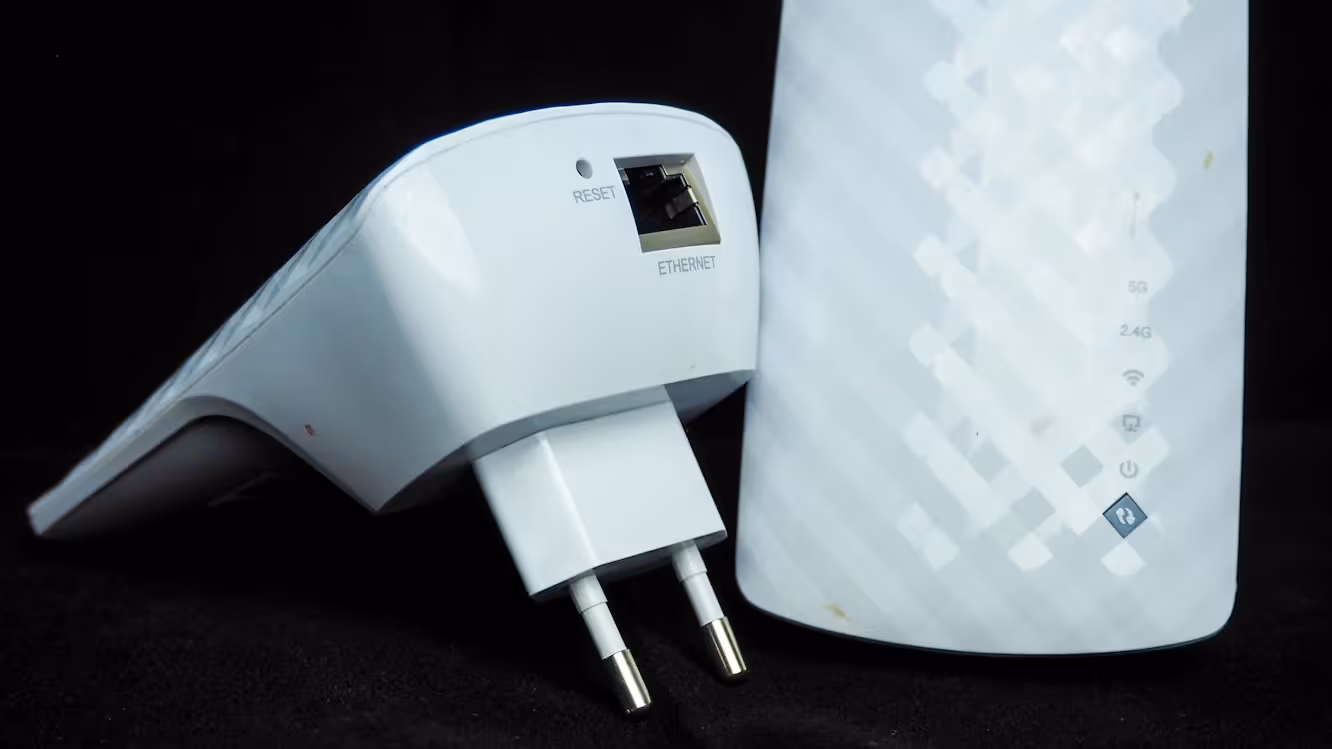 Mesh Router vs Repeater: Enterprise Network Solutions