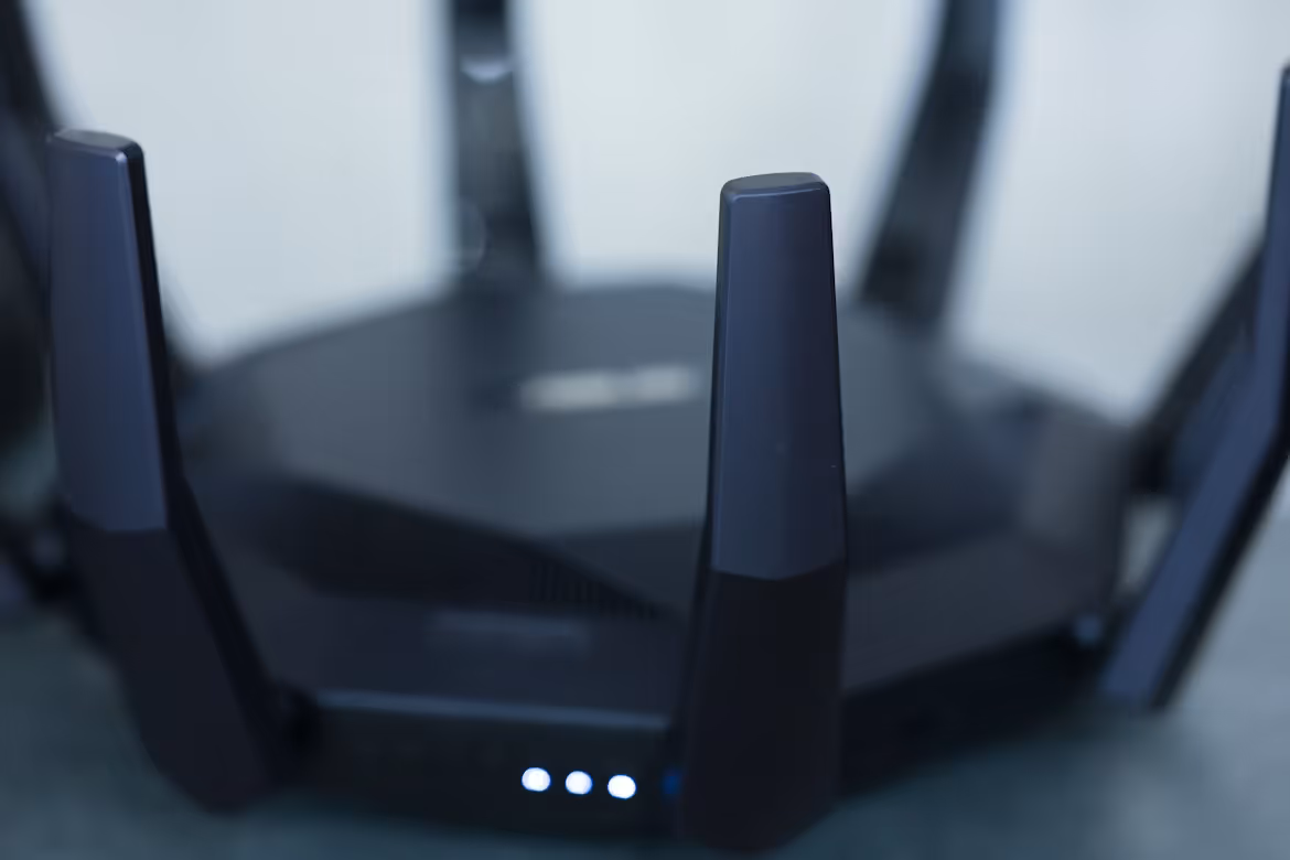Dual-Band vs Tri-Band Routers: Enterprise Guide
