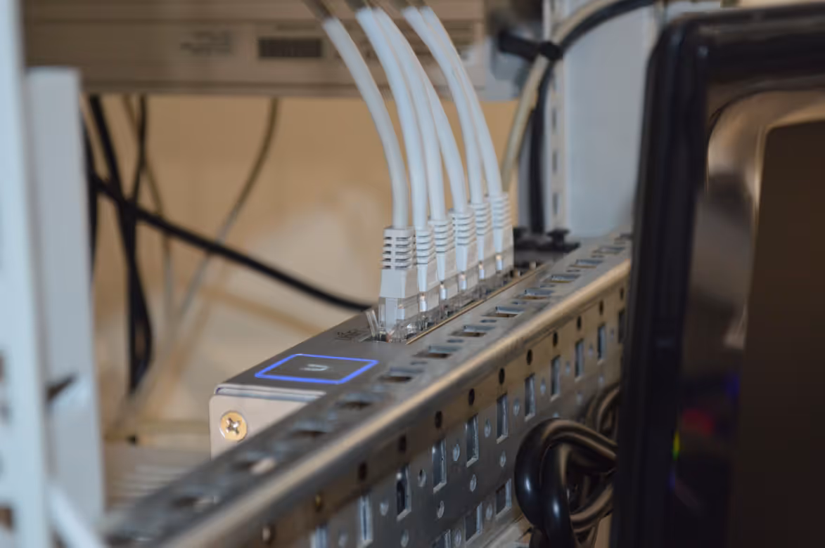 Network Switches vs Hubs: Enterprise Buying Guide