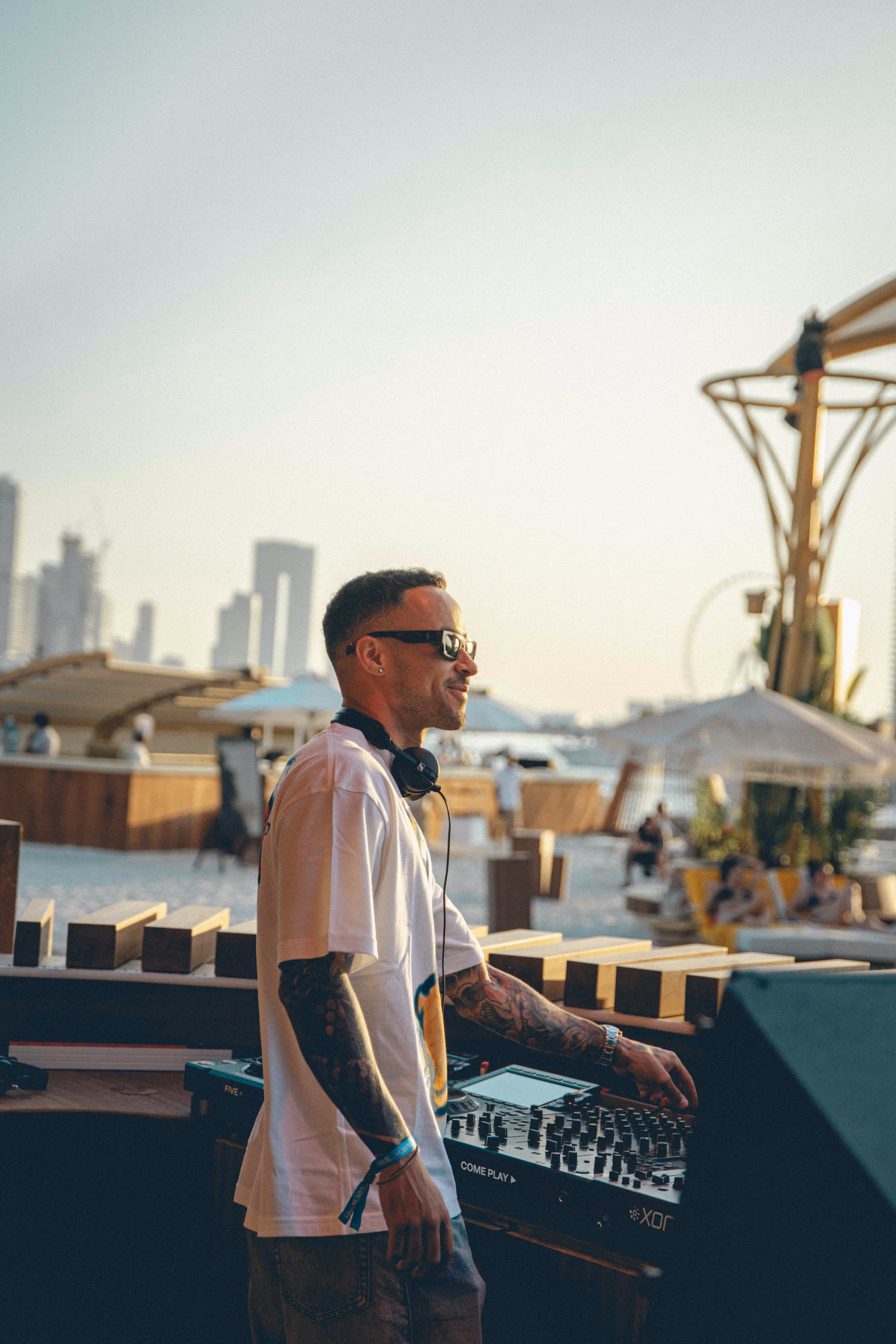 DJ sunset à Bohemia Beach Club Dubai